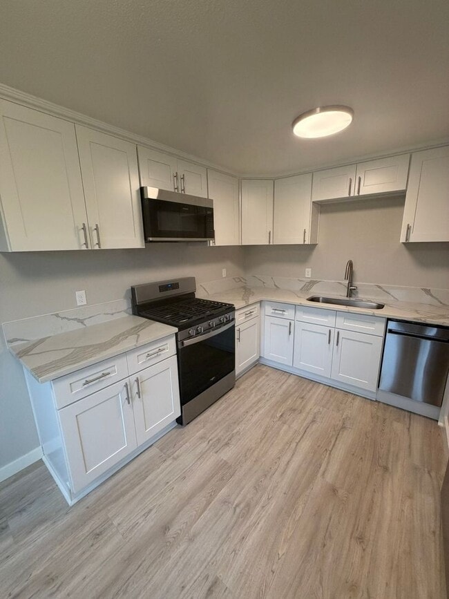 Building Photo - Newly Remodeled 2 Bedroom!