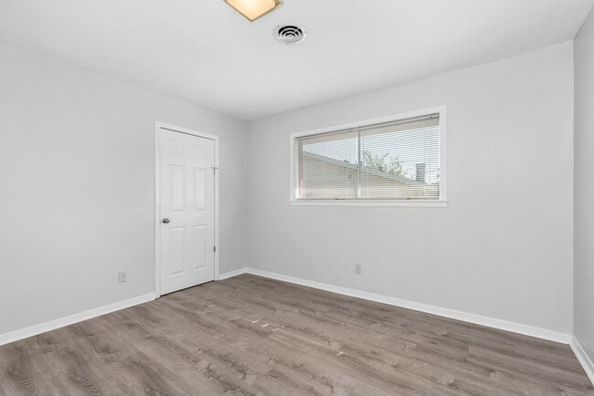 Building Photo - AUGUST PRE-LEASE Centrally Located Updated...