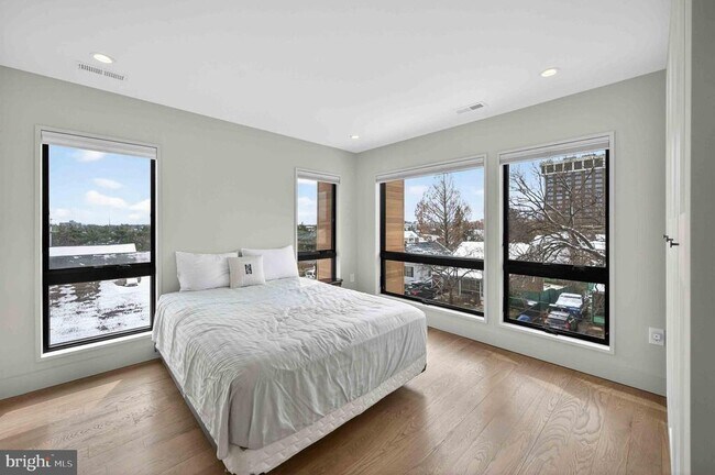 Building Photo - 911 S Oak St