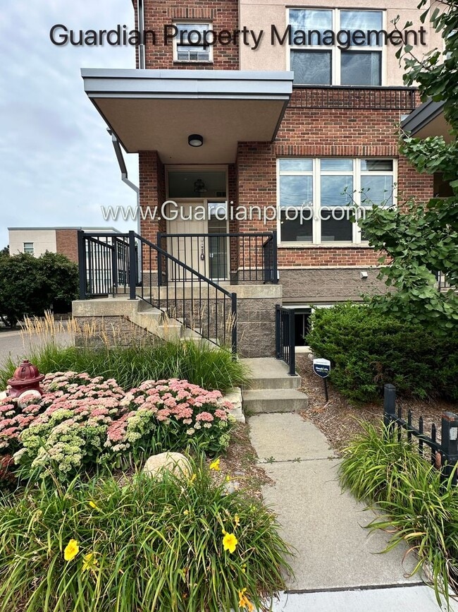 Building Photo - Northeast Minneapolis Town Home, Patio/Dec...