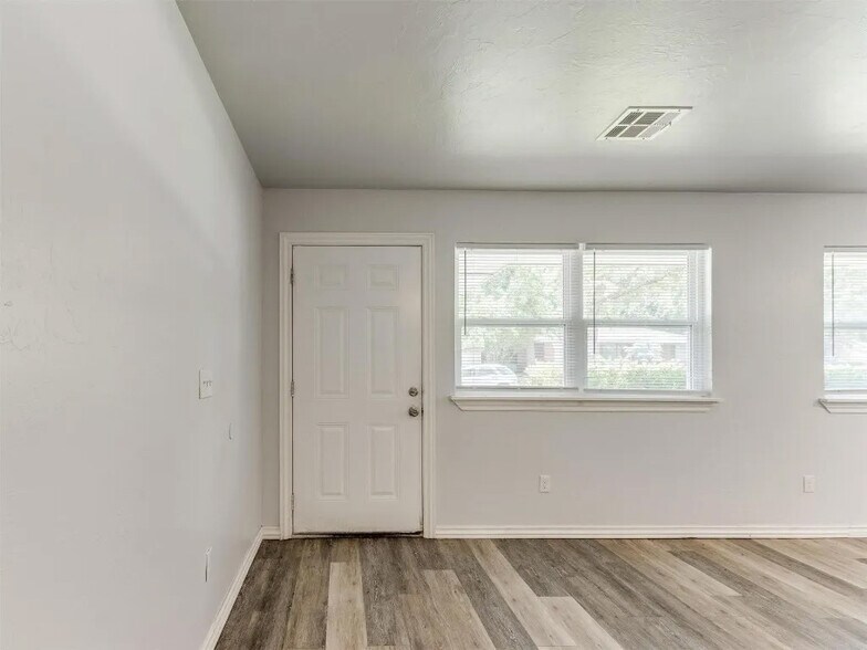Building Photo - 1528 Avondale Dr