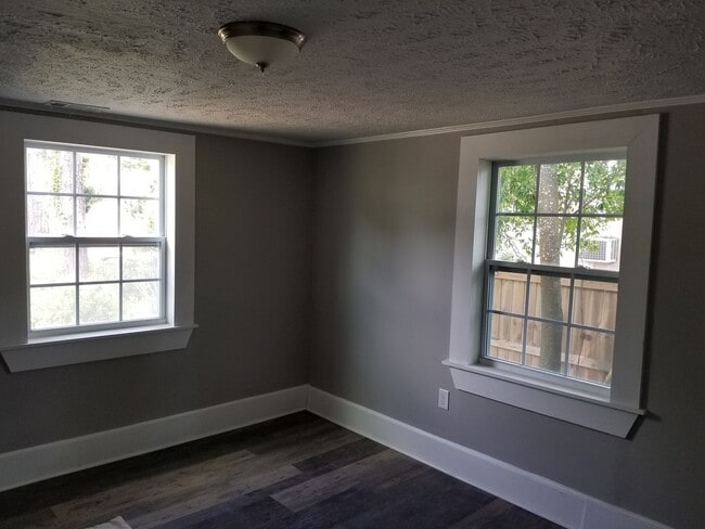 Building Photo - Cozy Home