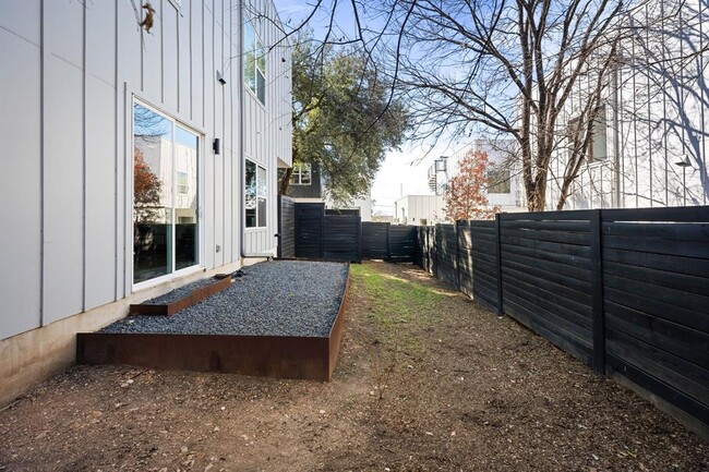 Building Photo - 4712 Reyes St