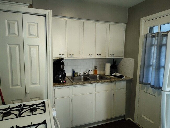 Building Photo - 3912 Crestview Dr