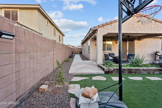 Building Photo - Las Brisas Beauty