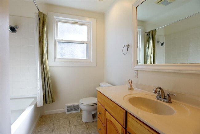 Building Photo - 175 Vasquez Ave