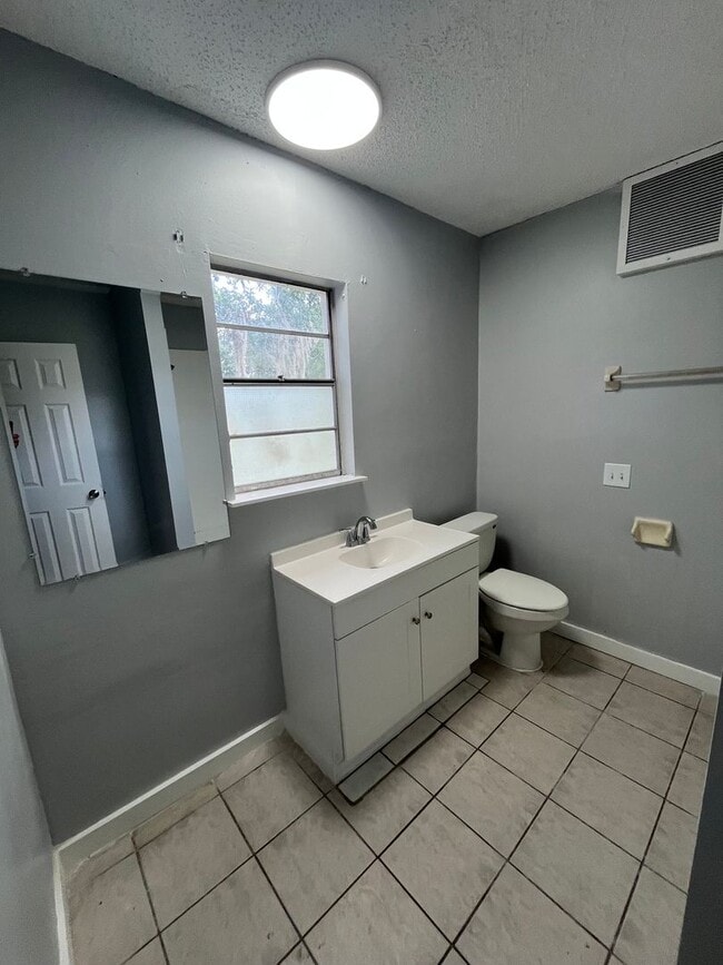 Building Photo - Spacious 1BR/1BA Duplex in North Dade City Near the Withlacoochee River!