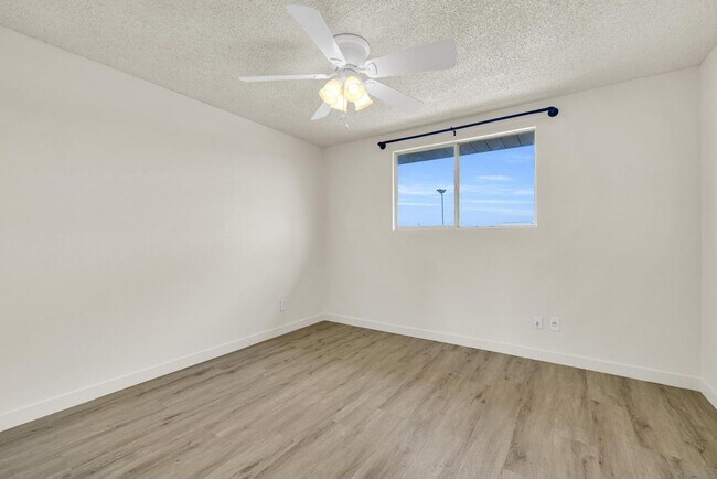 Building Photo - 6 Bedroom! 4 1/2 BATHS!  ASU! Diving Pool! Less than 1 mile to campus