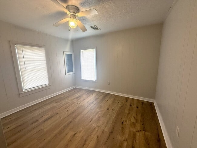 Building Photo - Cozy 2-Bed, 1-Bath Home with a large backyard!!