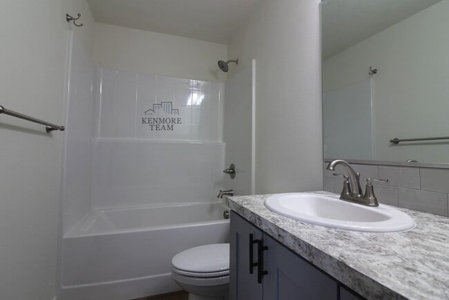 Building Photo - 3 Bedroom, 2.5 Bath + Flex Room Townhome in Kennewick