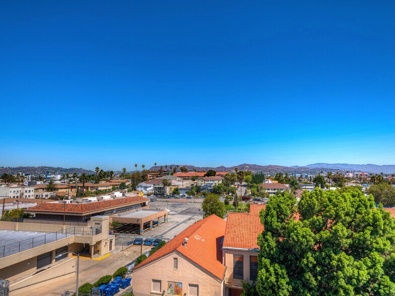 Building Photo - 338 N Mariposa Ave