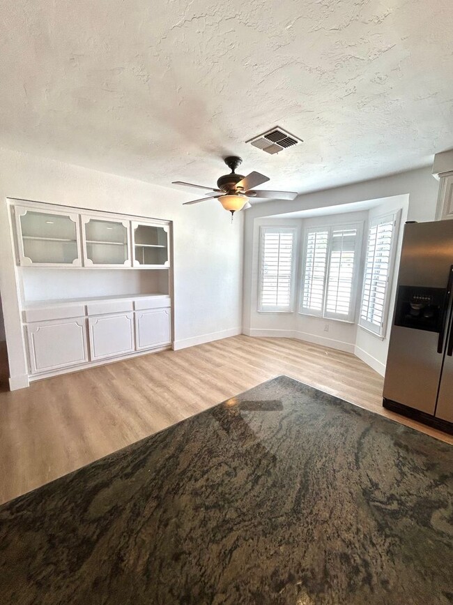 Building Photo - Serene 3 Bedroom 1.5 Bath with Pool and Solar