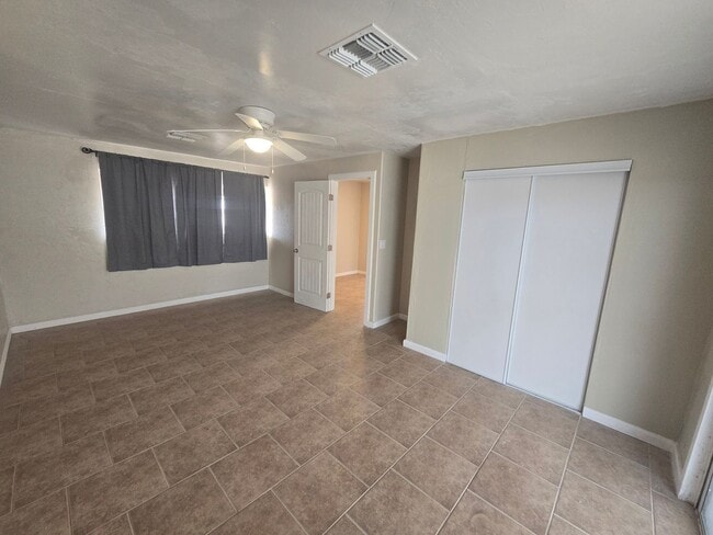 Building Photo - Spacious 3bd/1ba in a HUGE GATED Property!