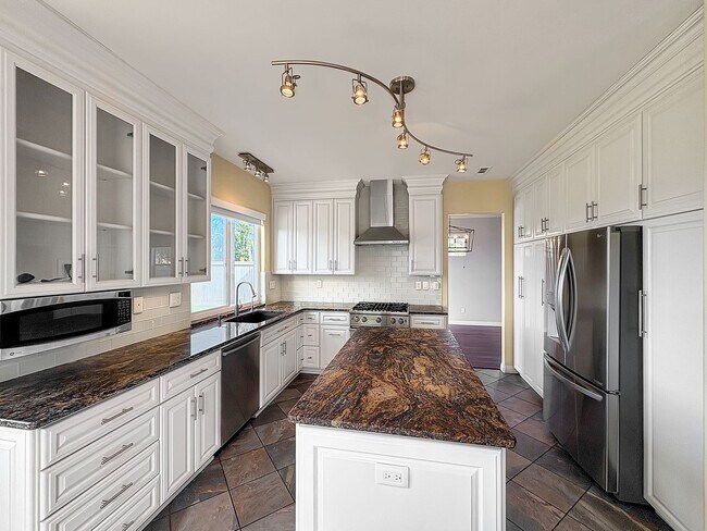 Building Photo - Beautiful 4B/3BA house w/ large backyard i...