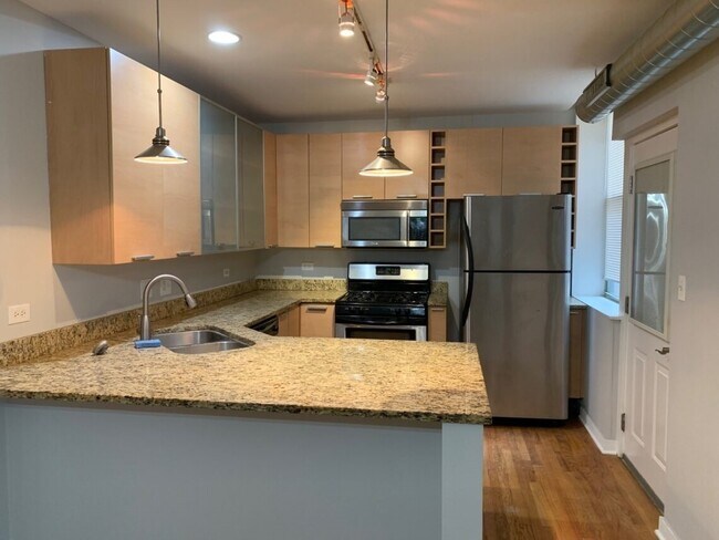 Building Photo - 7508 N Damen Ave