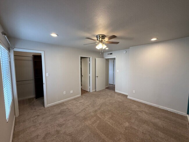 Building Photo - Updated 2-bedroom condo in gated community!