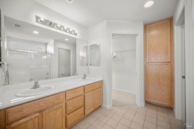 Building Photo - 332 Watson Hollow Dr