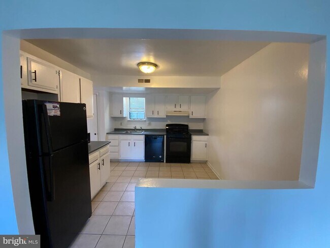 Building Photo - 566 Pleasant Dr