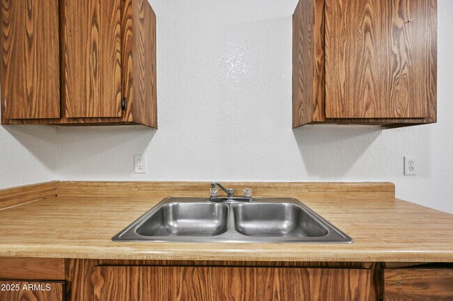 Building Photo - 725 E Vogel Ave