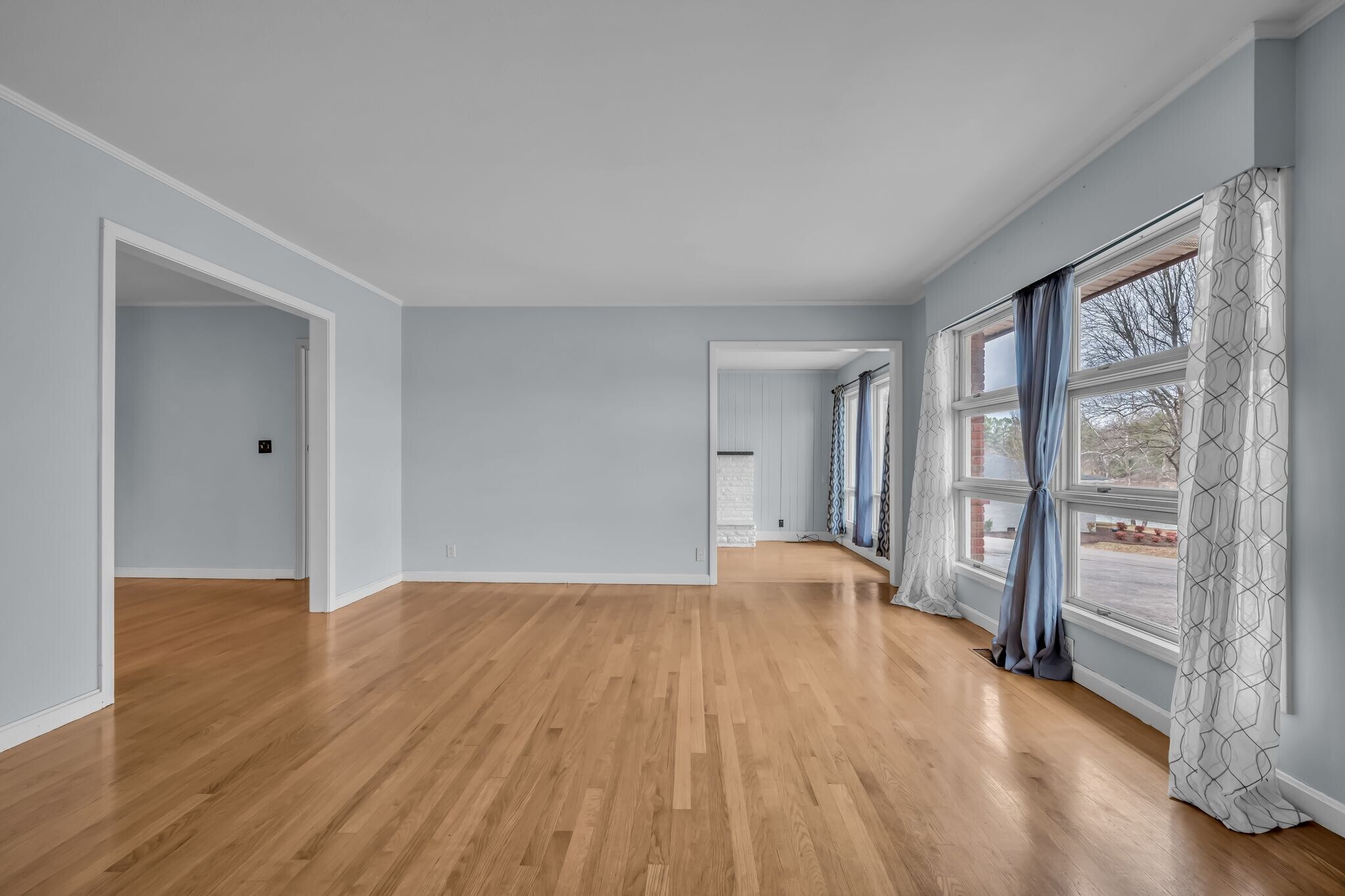 Building Photo - 205 W Lake Dr