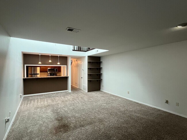 Building Photo - Beautiful Northeast Townhome!