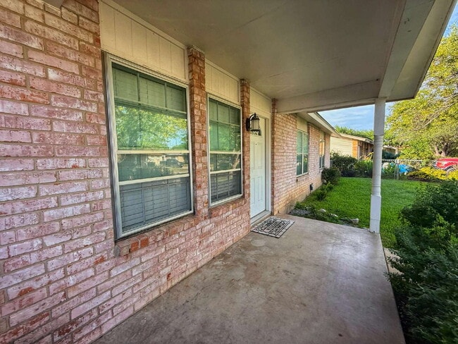 Building Photo - Charming 3-Bedroom Home with Spacious Layo...