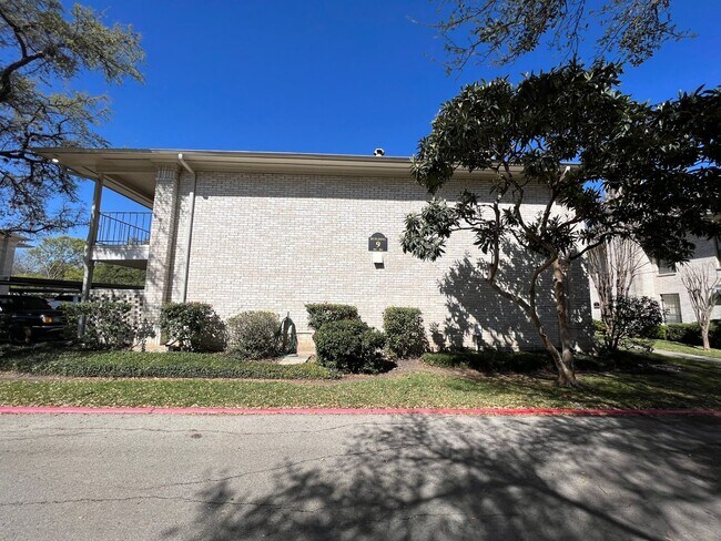 Building Photo - Spacious 2 Bedroom 2 Bath Condo in Alamo H...