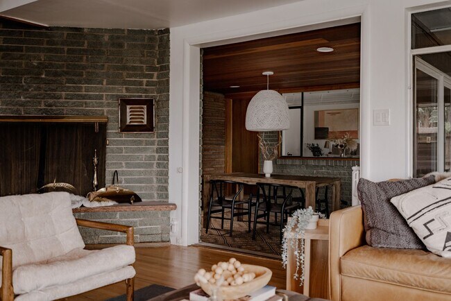 Building Photo - Chic 3BD, 3BA Mid-Century Home in Wheat Ri...
