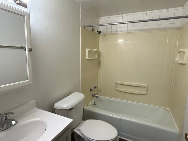 Building Photo - 1300 Getzelman Dr