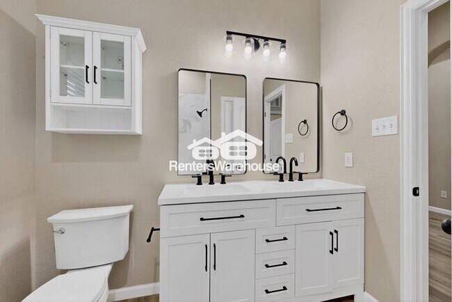 Building Photo - Great Location and Fully Refreshed Move In...