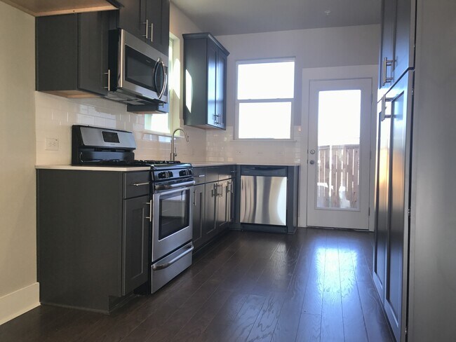 Building Photo - BEAUTIFUL TOWNHOUSE IN CRESTVIEW
