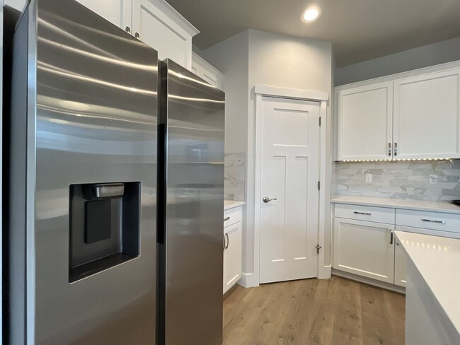 Building Photo - Stunning 2024 Built 5BR Home with Main-Level Suite, EV Charger & Covered Patio Near River Terrace
