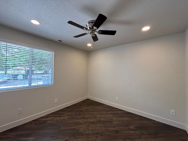 Building Photo - SPACIOUS 2 BEDROOM TOWNHOME FOR RENT!