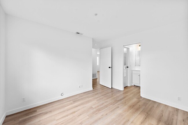 Building Photo - 211 Avenida Miramar