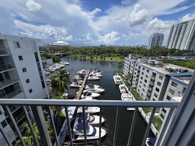 Building Photo - 1700 NW North River Dr