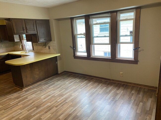 Building Photo - Spacious 5 - Bedroom Home for Lease in Akron