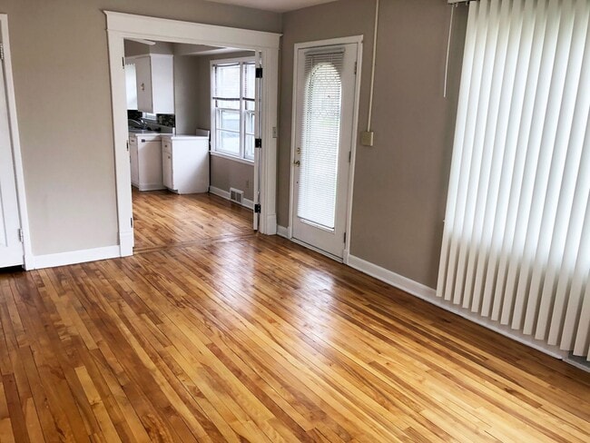 Building Photo - 2 BR Ranch Style Home with Fenced-in Back Yard & 1-Car Detached Garage