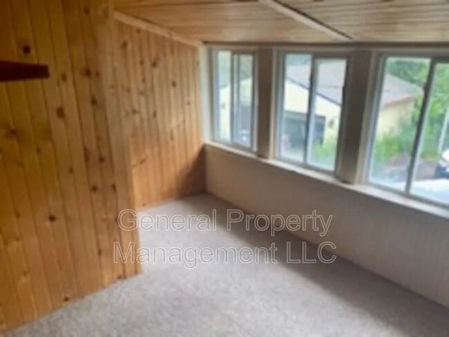Building Photo - 2 bed 1 bath upstairs duplex for rent August 1st
