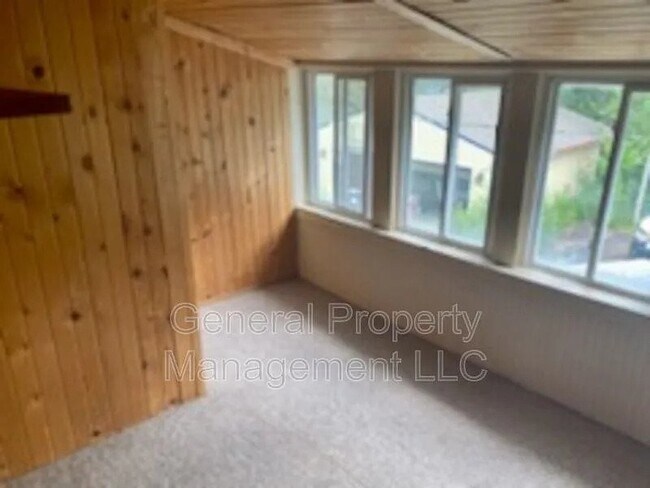 Building Photo - Charming 2 Bedroom Upper Duplex Near Downtown Eau Claire - Available August 1st!!