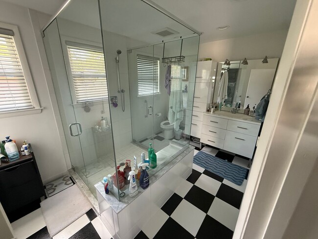Building Photo - Large House in Cherry Hill East for Rent