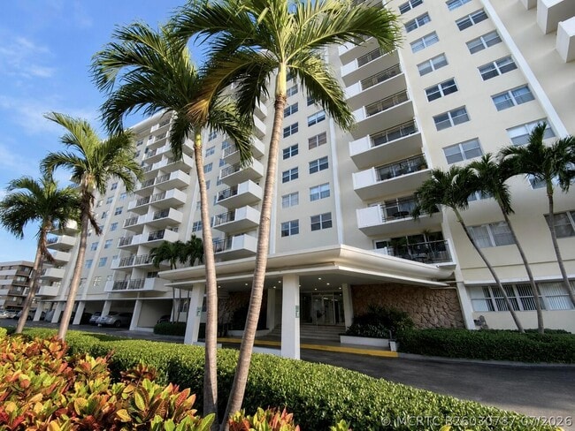 Building Photo - 401 Golden Isles Dr
