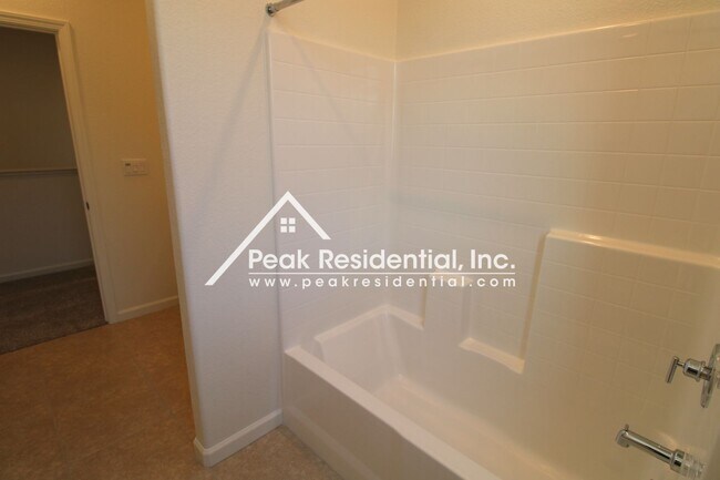 Building Photo - Newer 4bd/3ba Folsom Home with 2 Car Garage