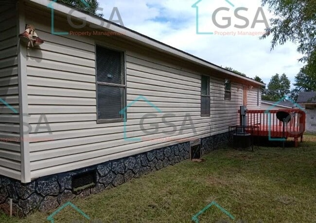 Building Photo - 3 Bedroom Mobile Home Available!