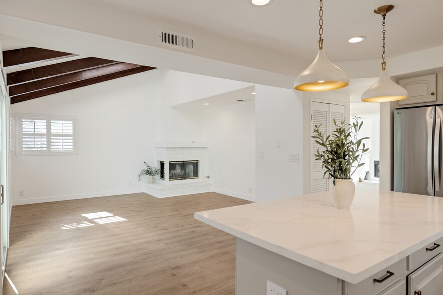 Building Photo - 1504 N Poinsettia Ave