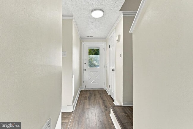 Building Photo - 8 Victoria Manor Ct