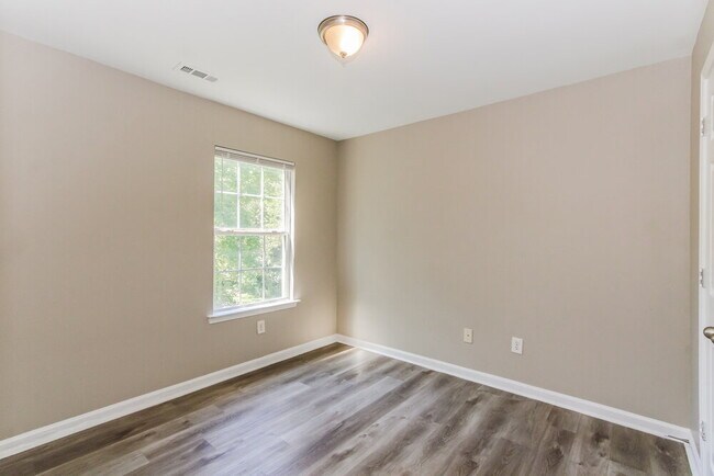 Building Photo - 906 Valley Ridge Rd