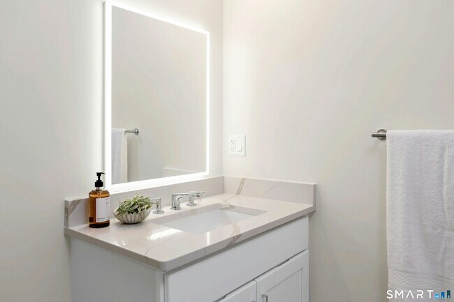 Building Photo - 340 Heights Rd