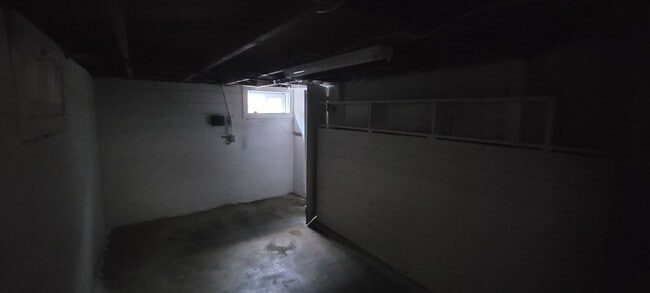 Building Photo - Enjoy The River Breeze On The Front Porch