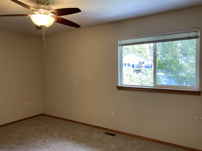 Master bedroom - 305 E Midway Rd