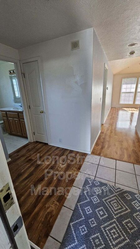 Building Photo - 2565 Burlington St NE